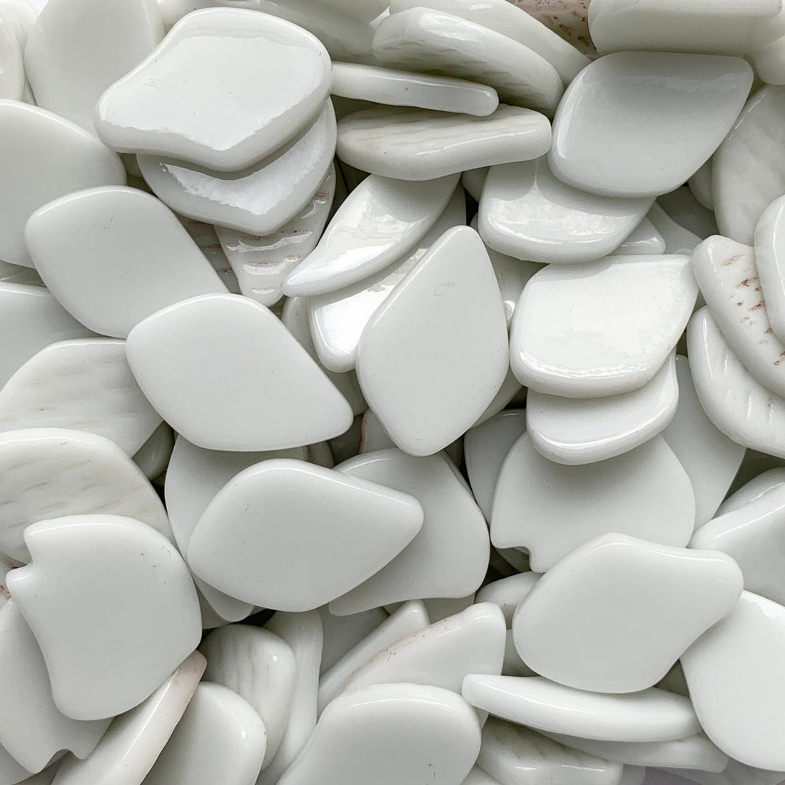 Verre Mosaique - glass mosaic -Glasmosaik-glasmozaïek-Bloemblaadjes Glas Opaalwit - mosaicshop