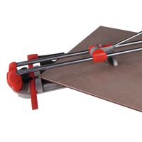 Coupe-carreaux Rubi STAR 42 lors d’une coupe diagonale