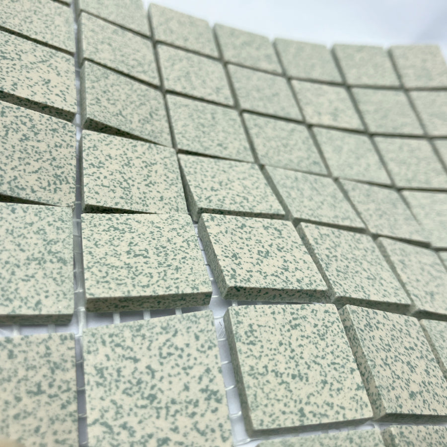 Winckelmans Vert 209 Mouchetés 20x20 mm – vista obliqua delle tessere verdi puntinate su rete