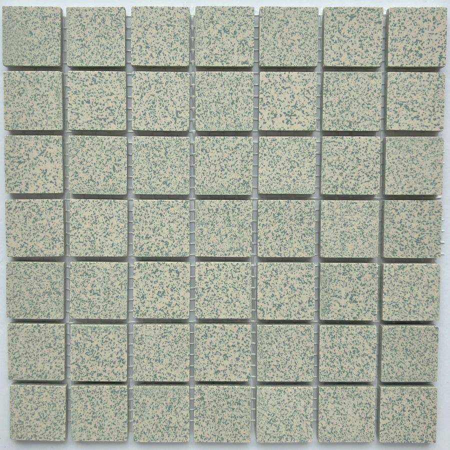 Winckelmans Vert 209 Mouchetés 20x20 mm – tessere di mosaico verdi puntinate su rete, vista dall'alto
