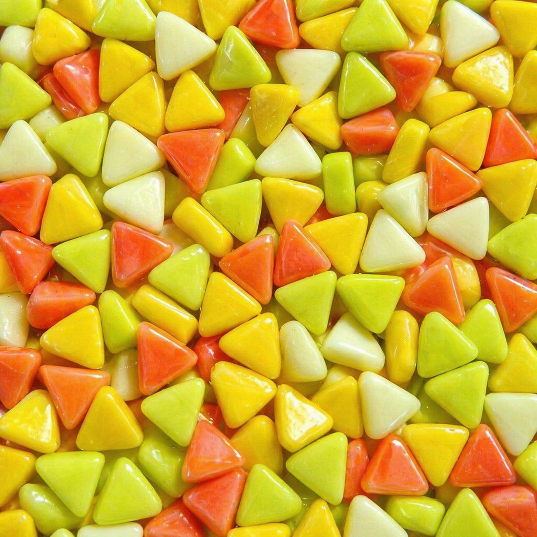 Mini mosaïque en verre triangle mélange jaune