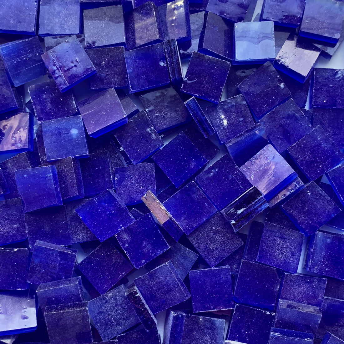 Tesselles de verre Tiffany Glacier de 15 mm en vrac, coloris Cobalt