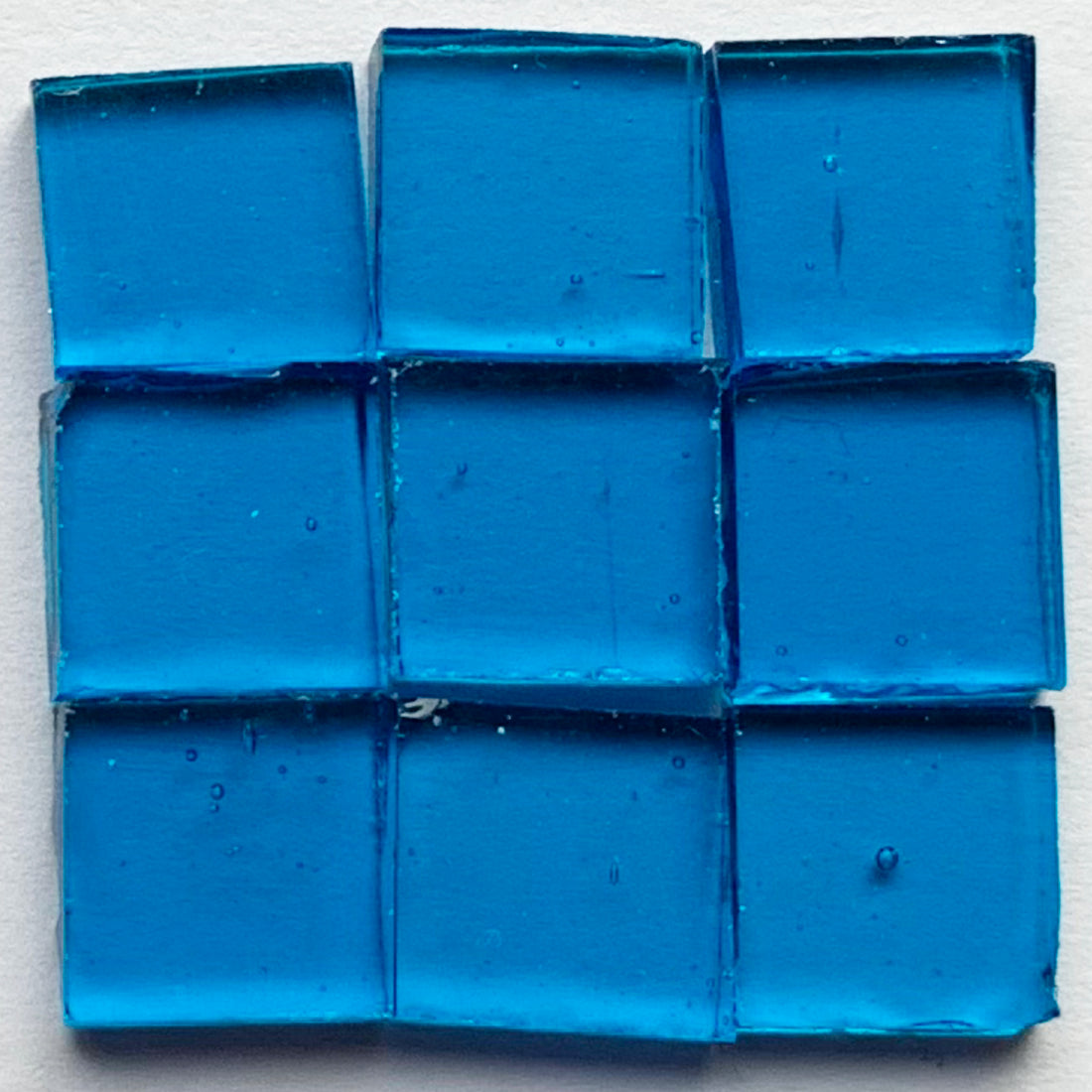 Detailansicht von Tiffany Glacier Capriblau mit neun Glasplättchen