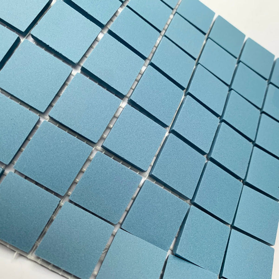 Winckelmans Bleu Foncé – tessere di mosaico opache da 20x20 mm su rete