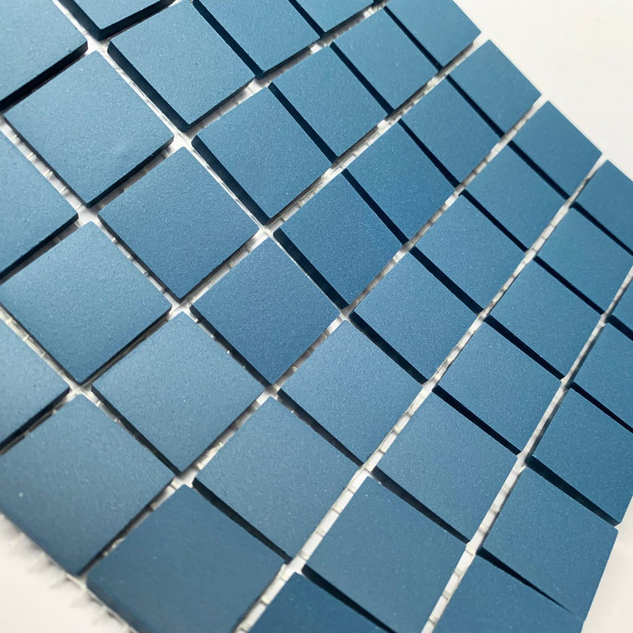Winckelmans Bleu Nuit – tessere di mosaico opache da 20x20 mm su rete