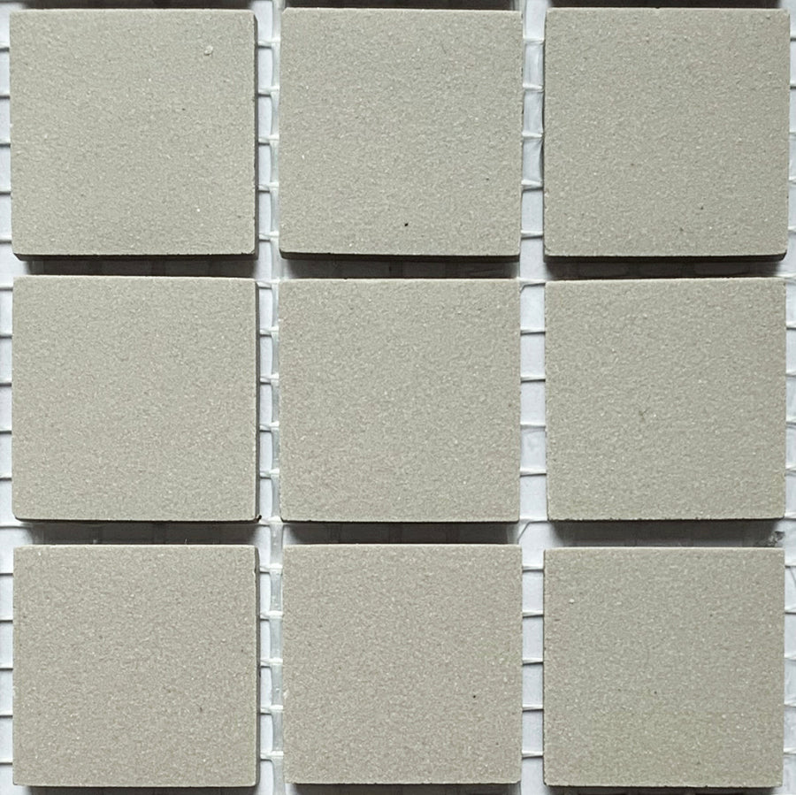 Winckelmans Gris Pale – tessere di mosaico opache da 20x20 mm su rete