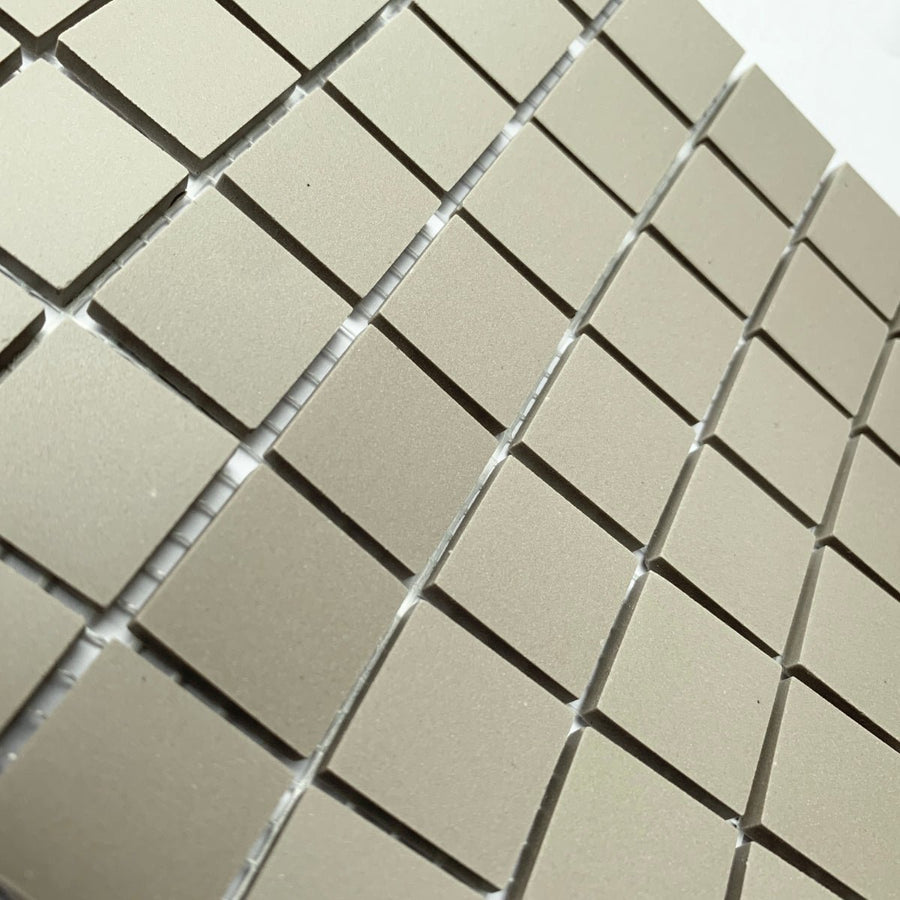 Winckelmans Gris Pale – tessere di mosaico opache da 20x20 mm su rete