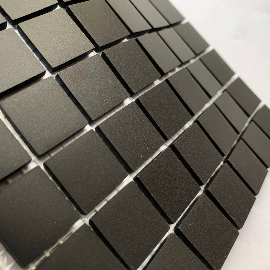 Winckelmans Noir – tessere di mosaico opache da 20x20 mm su rete
